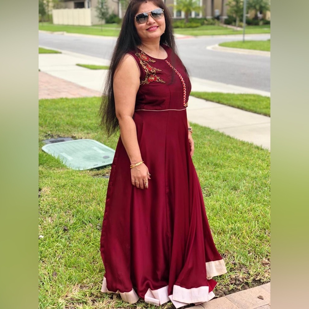 Indian long dress in large size comes with matching dupatta.